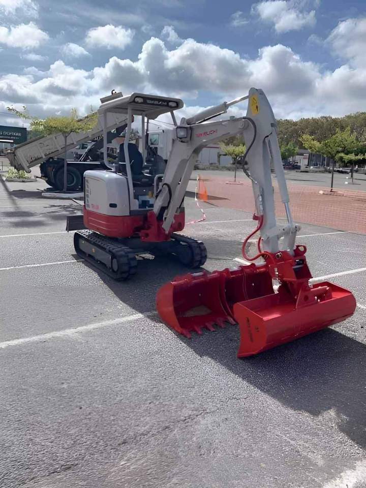 Excavatrice compacte de 3,5 tonnes, Montayral