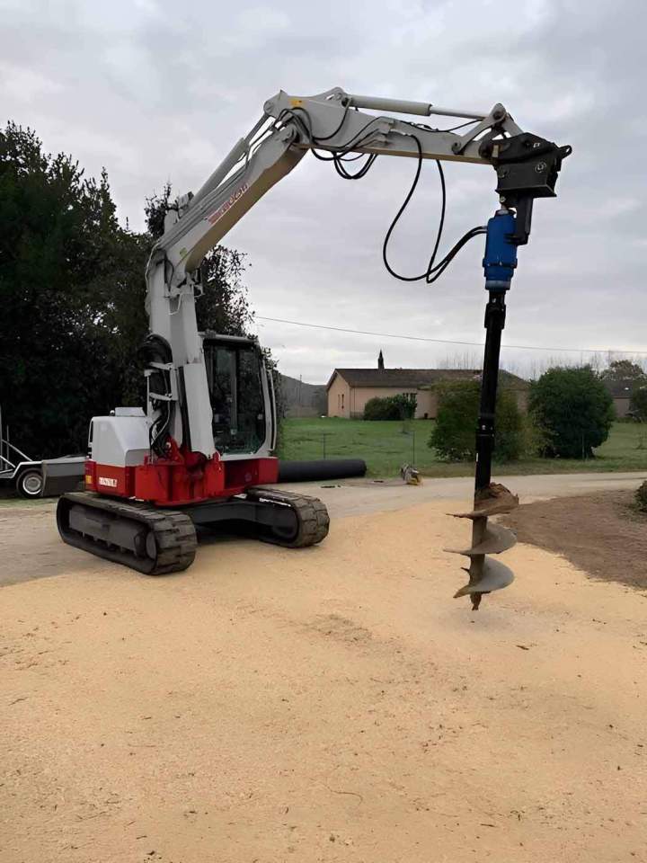 Mini-pelle avec tarière, Montayral