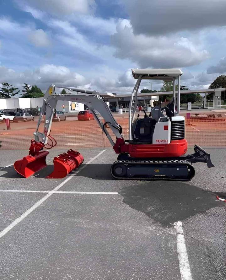 Mini-pelle hydraulique, Montayral