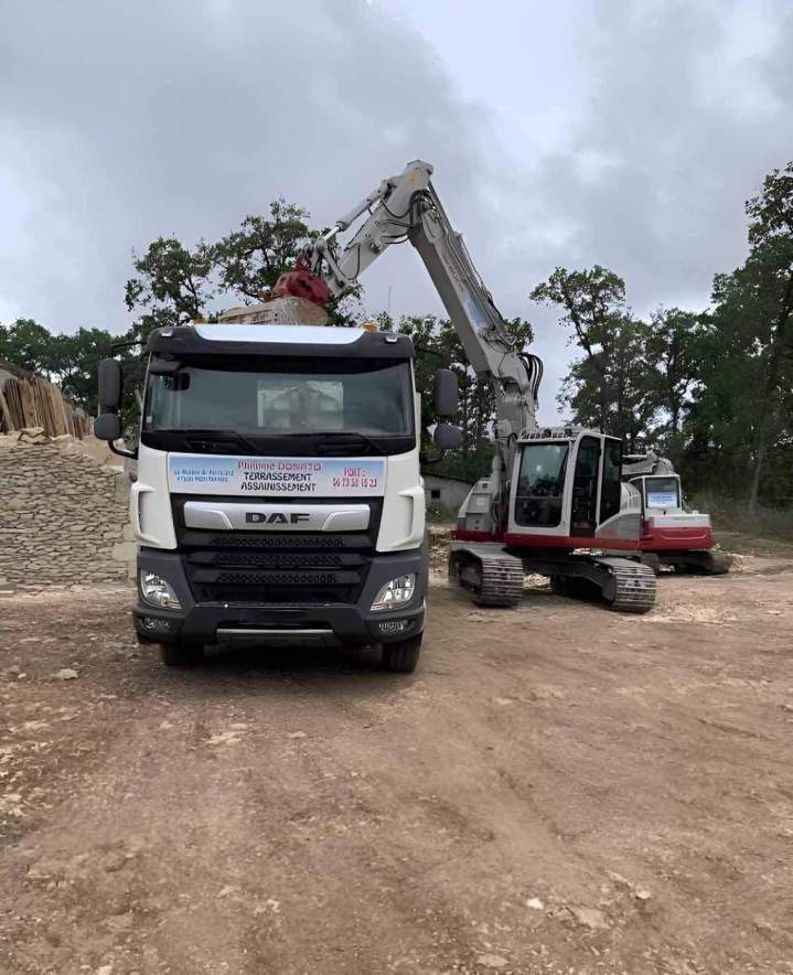 Camion et pelleteuse sur chantier, Montayral